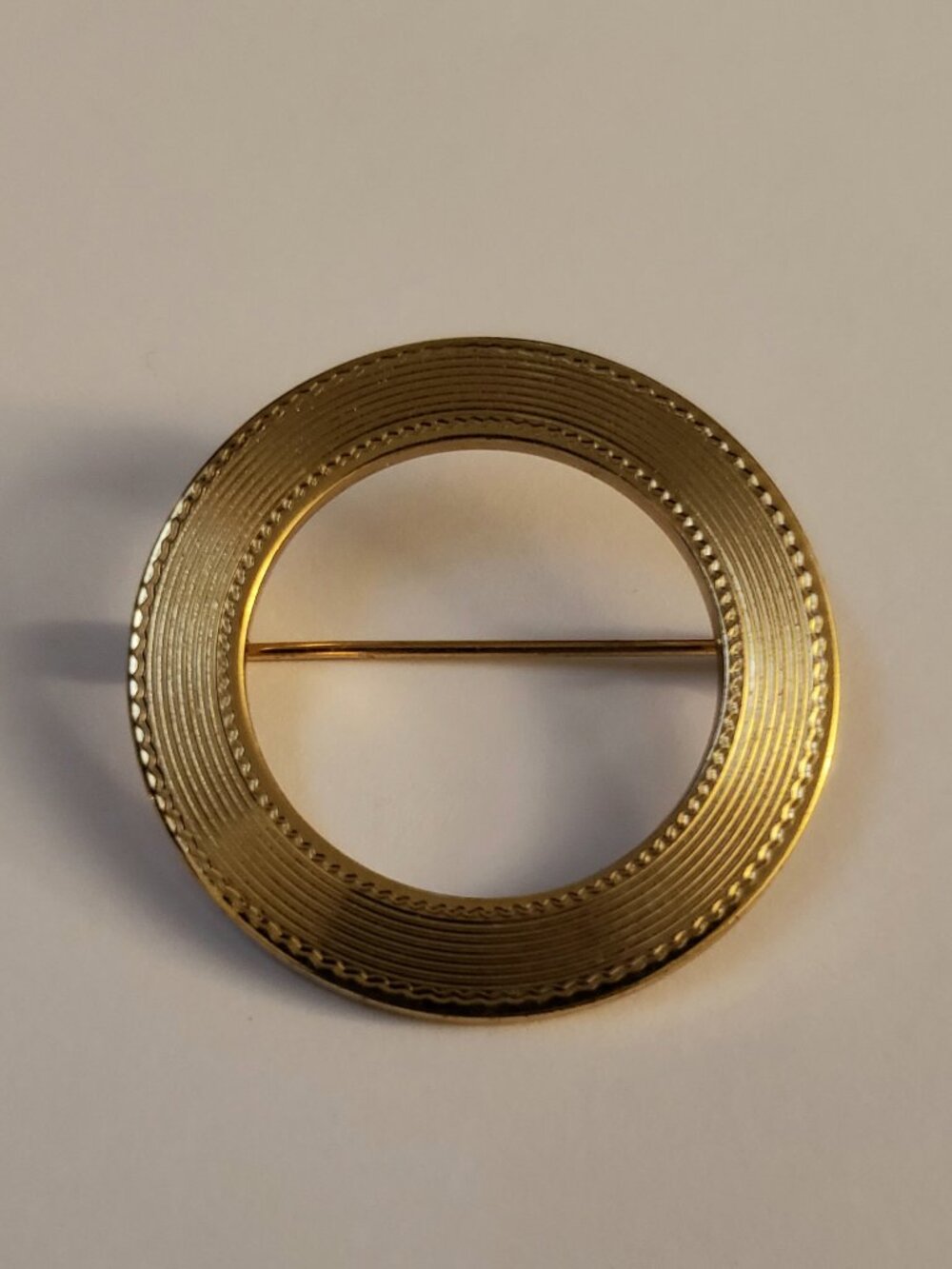 Vintage Signed Monet Gold-Tone Ridged Circle Round Wreath Metal Brooch Pin